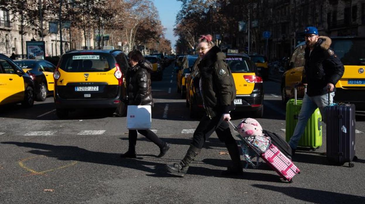 Decenas de taxis parados, hace un mes en Barcelona durante las protestas por la nueva regulación