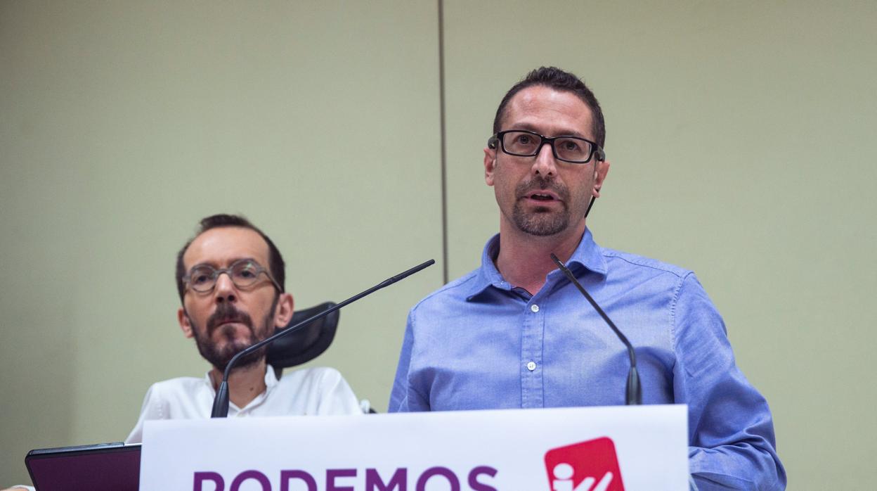El secretario de Organización de Podemos, Pablo Echenique, y su homólogo en IU, Ismael González