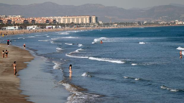 En imágenes: primeros baños en las playas de Valencia con temperaturas de 28 grados