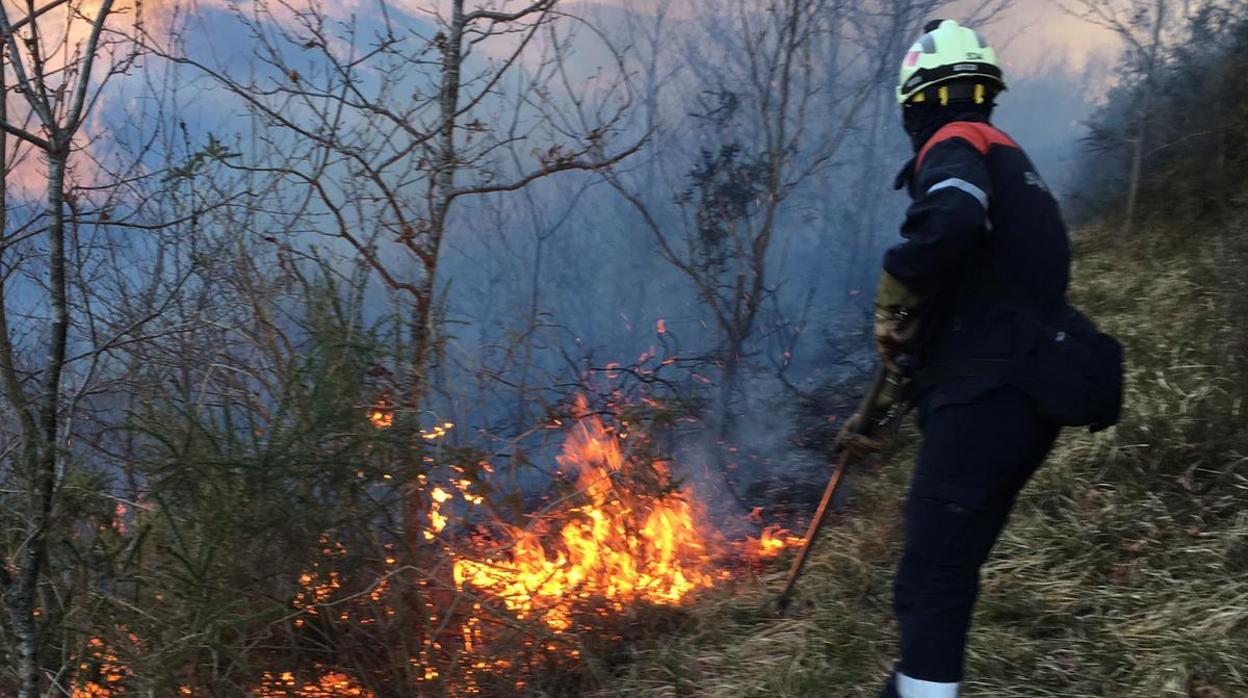 Un bombero trabaja en las labores de extinción del incendio de Goizueta