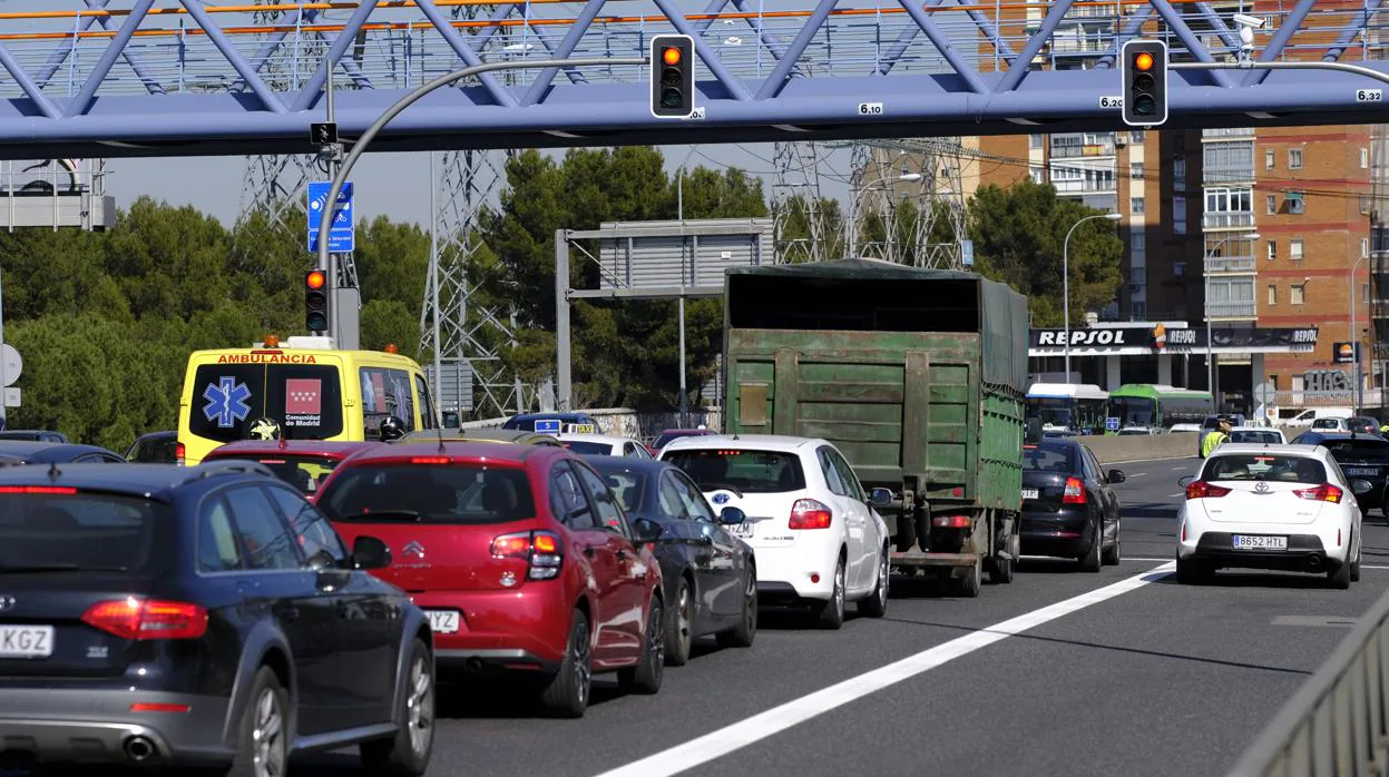 Los vehículos circulan por el paseo de Extremadura, con los semáforos ya encendidos