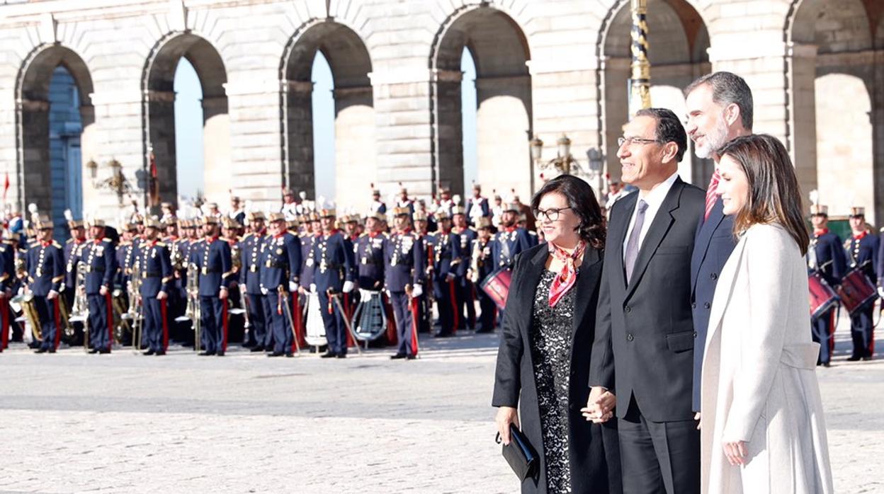 Los Reyes con el presidente de Perú y su esposa, en el Palacio Real