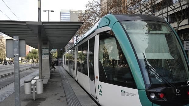 Media docena de heridos leves al chocar un tranvía y un autocar en Barcelona