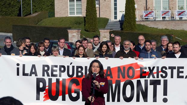 La Policía de Waterloo estudia multar a Ciudadanos por el acto de Arrimadas ante la casa de Puigdemont