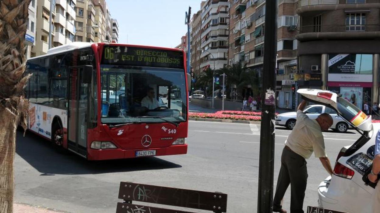 Un autobús urbano circulando por el centro de Alicante