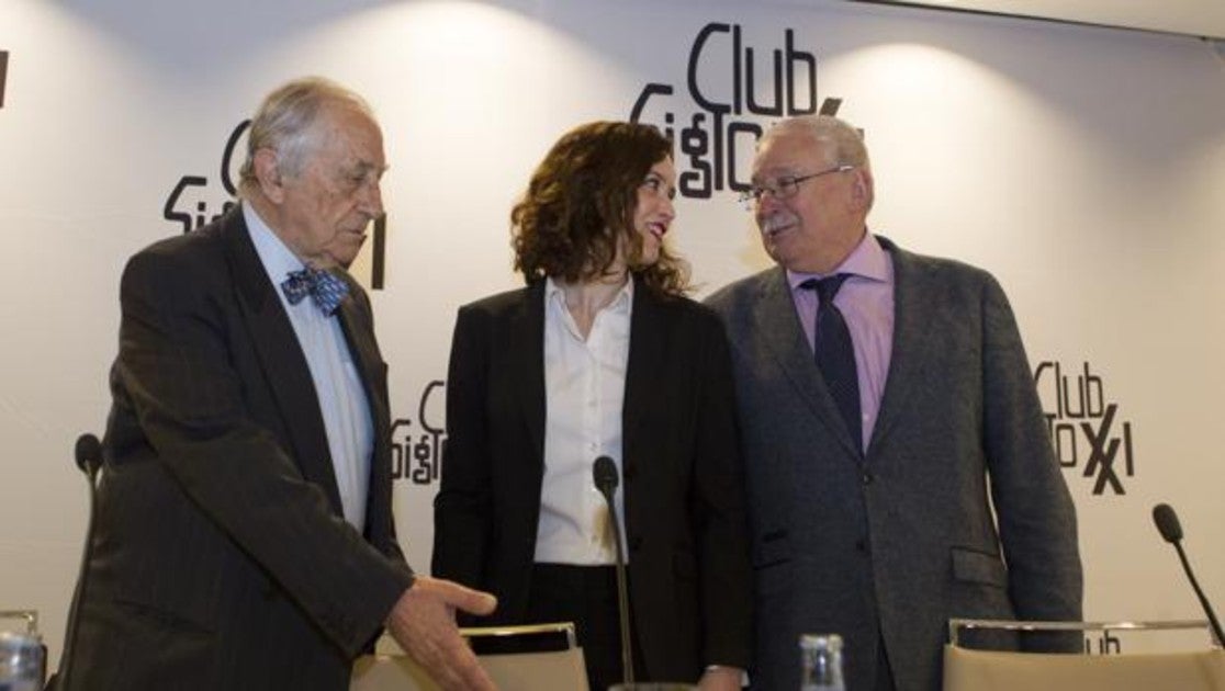 Díaz Ayuso y Joaquín Leguina, junto al director del Club Siglo XXI, Inocencio Arias