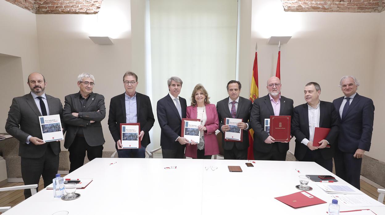 Garrido con los agentes sociales, tras la firma del Plan de Industria para Madrid