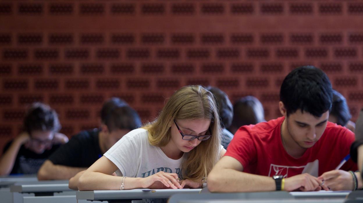 Imatge d'arxiu d'examens a la Universitat de Valencia