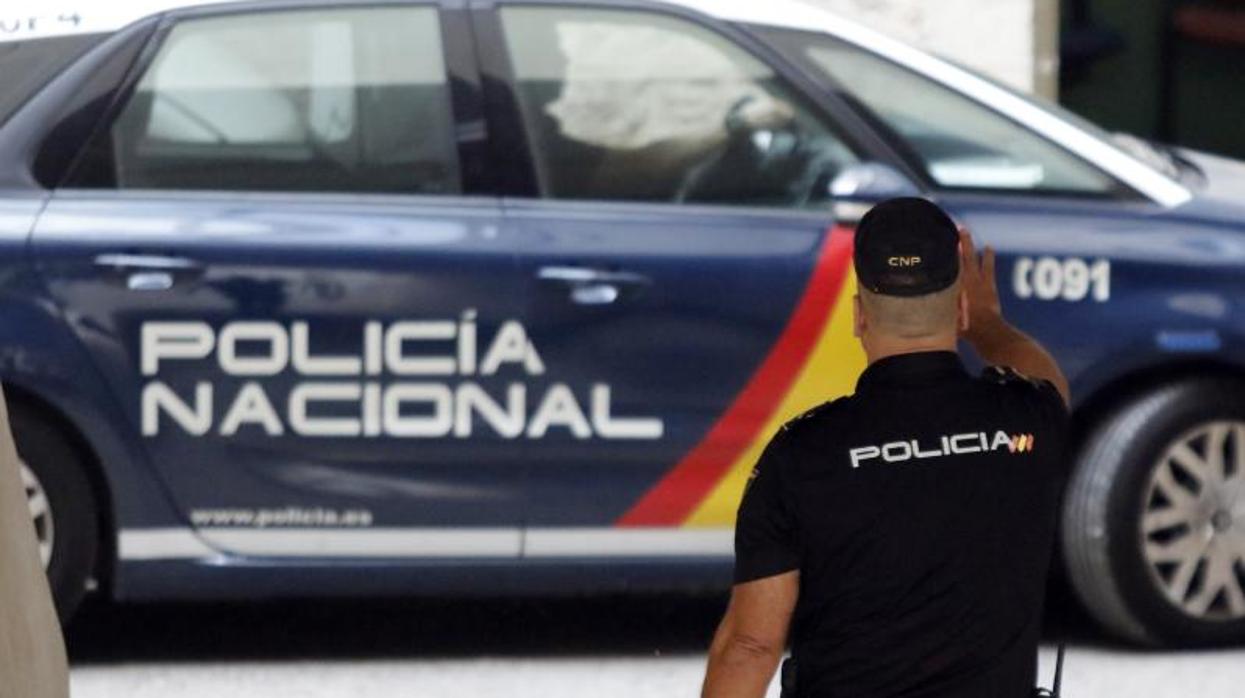 Un agente de la Policía Nacional