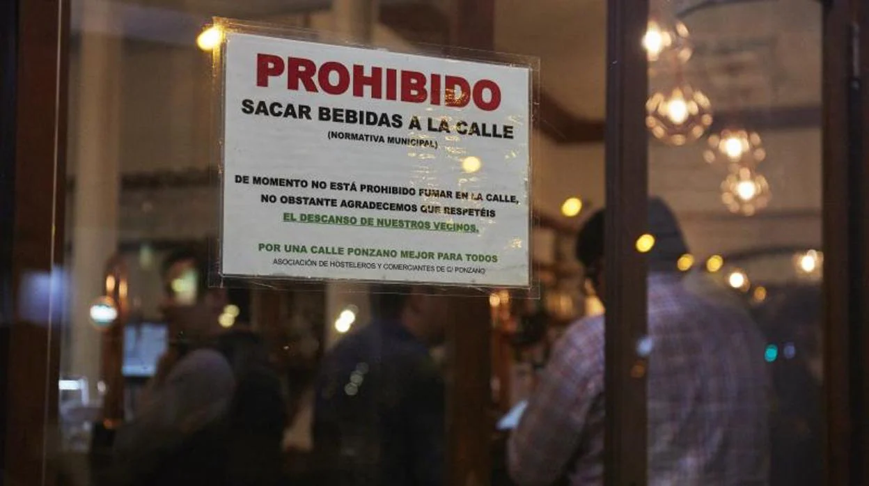 Cartel utilizado en un local de la calle Ponzano de Madrid para evitar molestias a los vecinos por sacar bebidas fuera