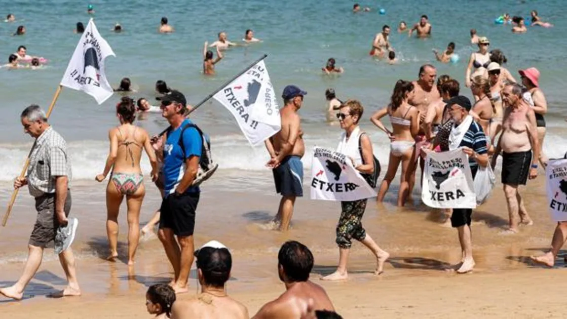 Familiares de presos de ETA se manifiestan en la playa de San Sebastián