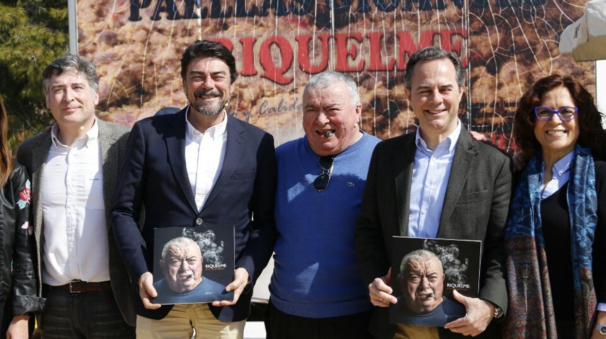 Imagen de la presentación del libro de Martín Sanz «Riquelme: Embajador de Alicante»