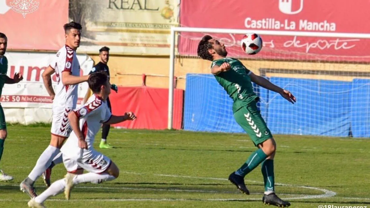Álex Pérez, defensa del Toledo, ante el acoso de dos rivales del Albacete B