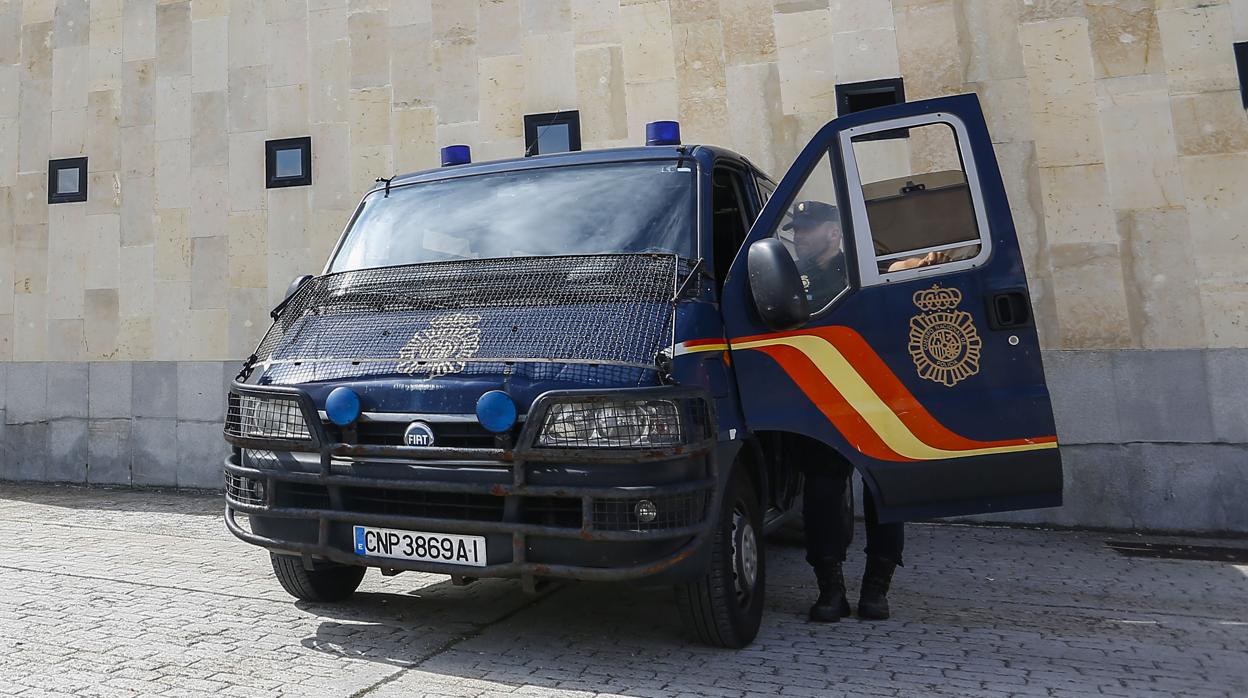 Detienen a un hombre por arrojar cuchillos a los viandantes desde la ventana de un hotel de León