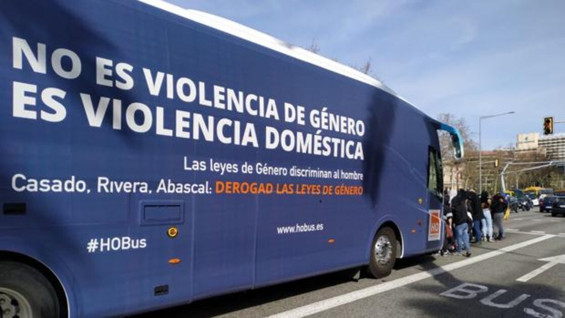 Momento en el que un grupo de personas impide seguir avanzando al autobús de Hazte Oír en Barcelona