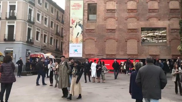 Desalojan el CaixaForum tras precipitarse una mujer por el hueco de la escalera