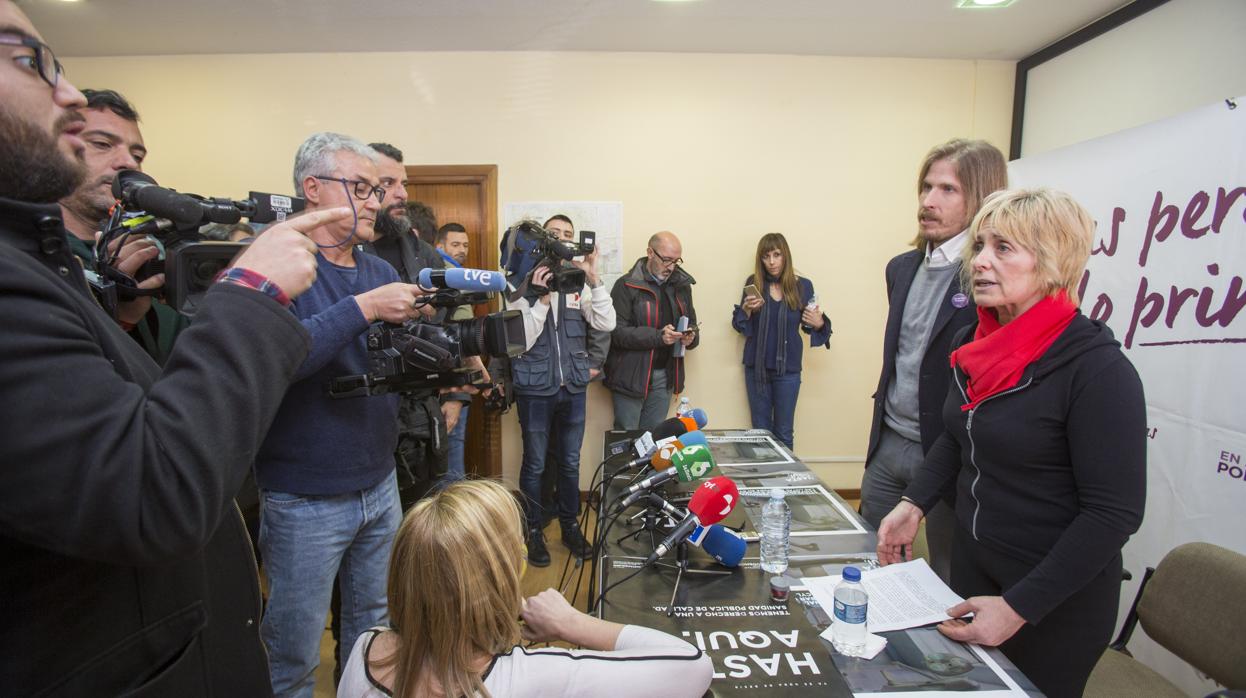 Pilar Baeza, candidata de Podemos en Ávila, comparece junto a Pablo Fernández