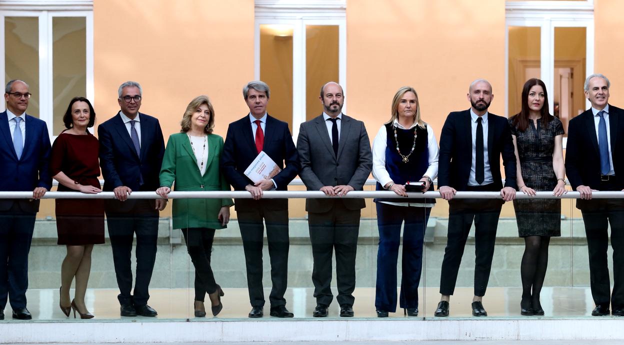 El presidente Garrido posa ayer, junto a su equipo, en la Real Casa de Correos