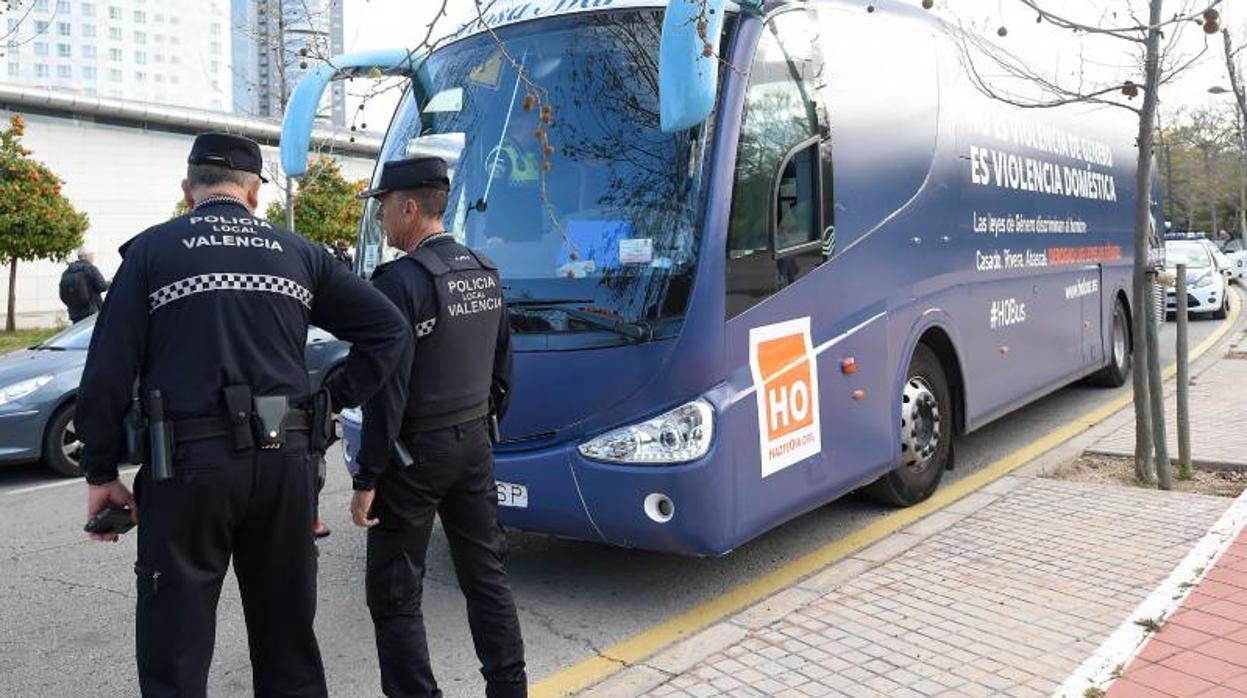 Agentes de la Policía Local de Valencia tras detener al autobús de Hazte Oír