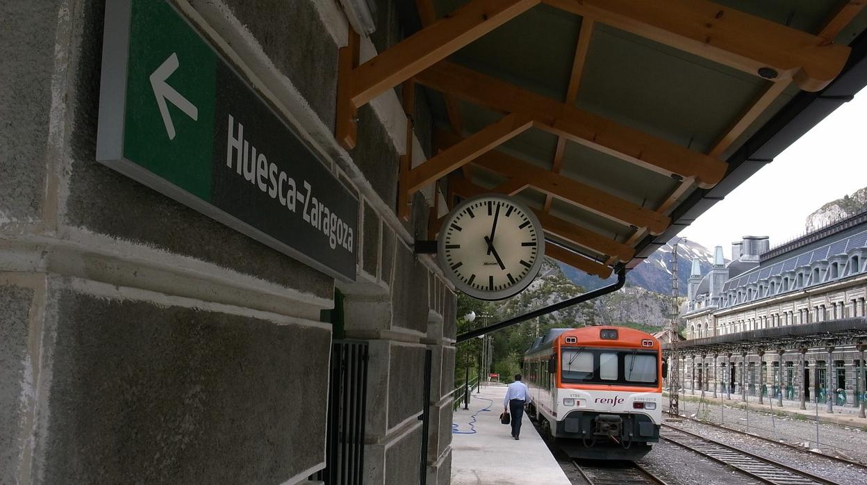 Tren estacionado en la histórica estación de Canfranc (Huesca)