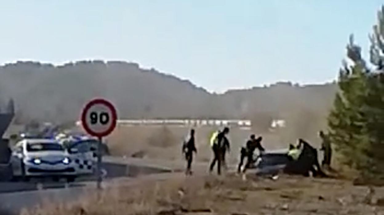 Momento en el que los agentes rodearon el coche y forzaron las puerta para sacar al joven conductor