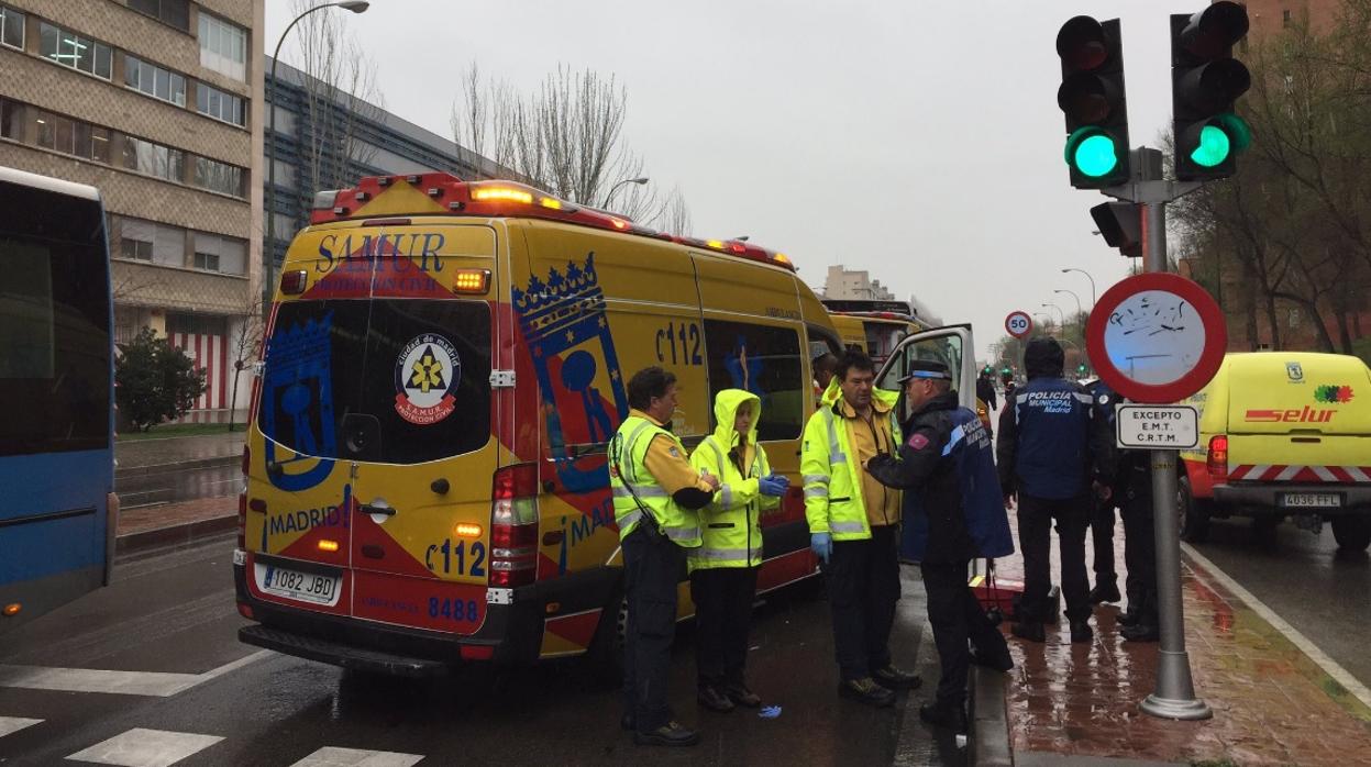 Sanitarios de Emergencias y agentes de la Policía Municipal, en el lugar del accidente