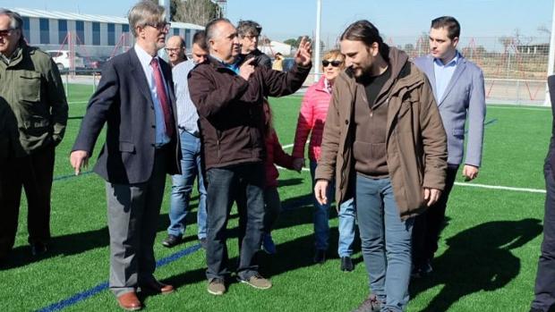 Pillan al alcalde de Zaragoza inaugurando un campo de fútbol sin terminar