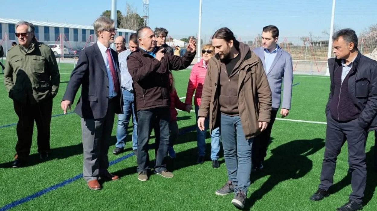 El alcalde Santisteve -de corbata-, durante la inauguración del inacabado campo de fútbol