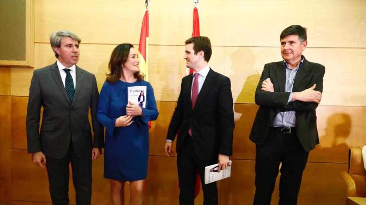 El presidente del PP, Pablo Casado, y el presidente de la Comunidad de Madrid, Ángel Garrido, en la presentación del libro de Edurne Uriarte