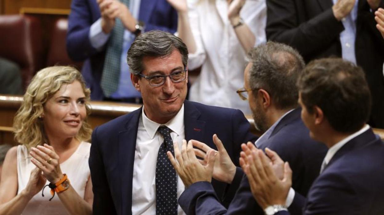 Marta Martín con los diputados de Ciudadanos José Ignacio Prendes, Juan Carlos Girauto y Albert Rivera