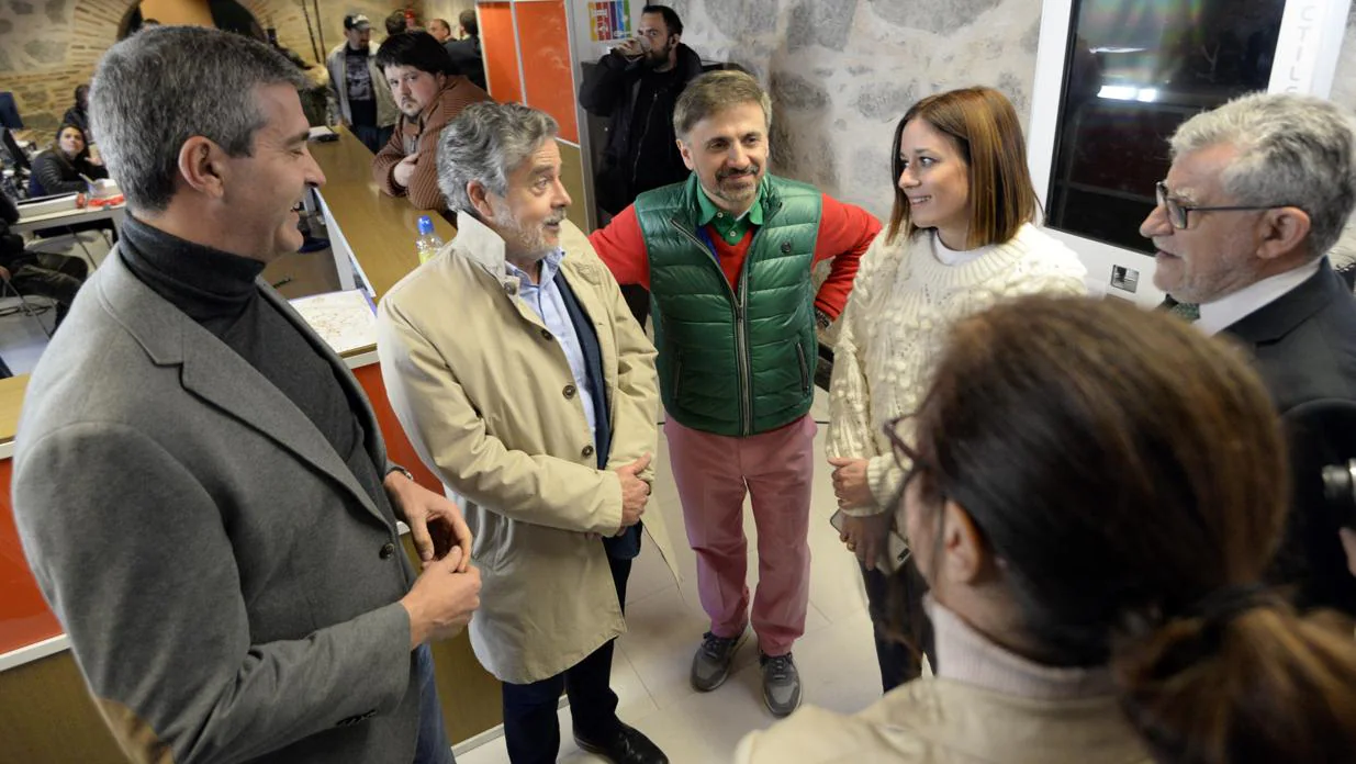 Carlos Iglesias y José Mota charlan con autoridades políticas