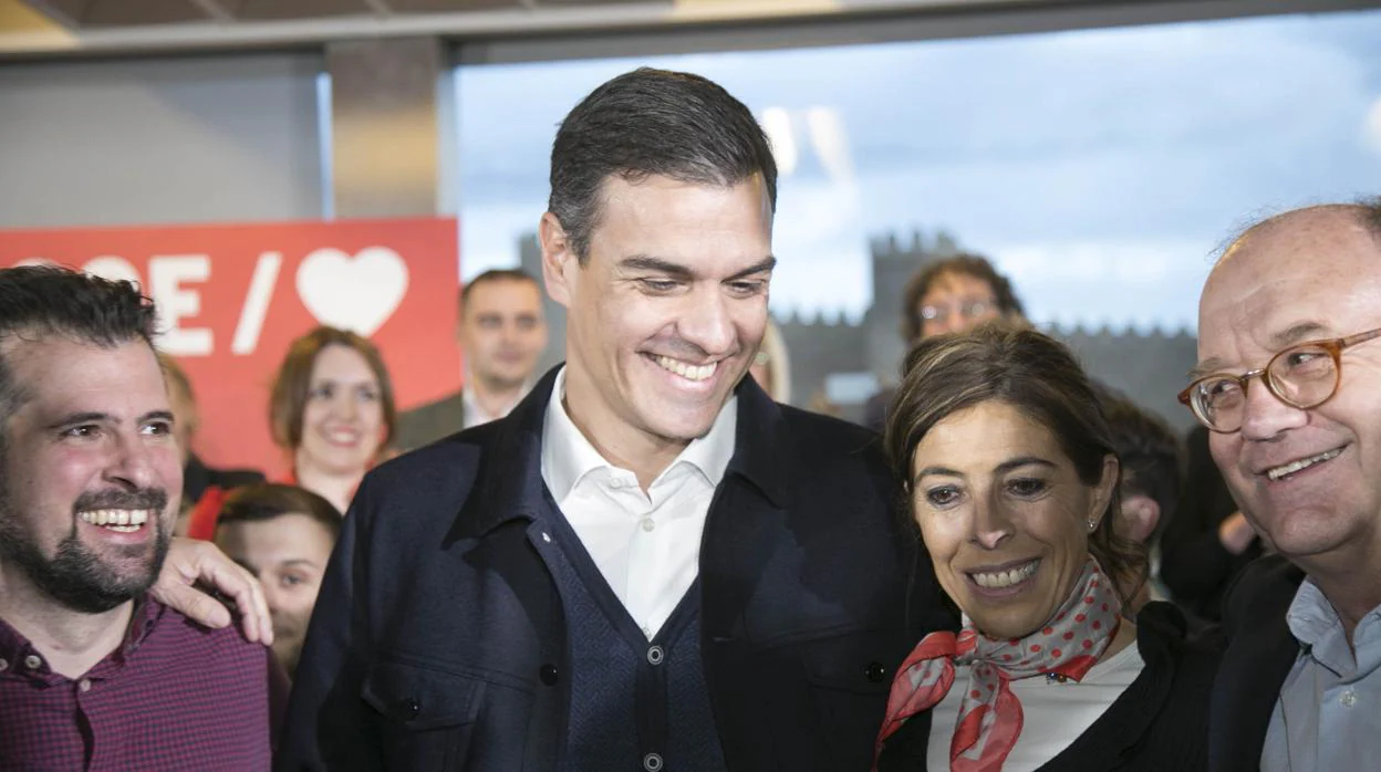 El presidente del Gobierno, Pedro Sánchez, junto a la candidata del PSOE a la alcaldía de Ávila, Yolanda Vázquez