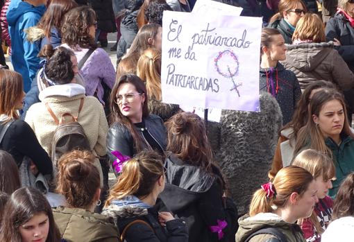 Miles de personas se concentran en Pamplona en favor de la huelga feminista