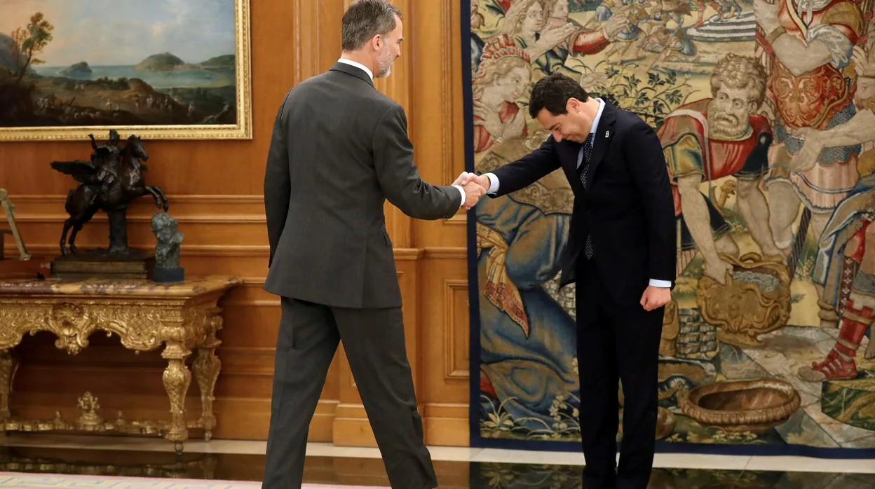 El presidente de la Junta de Andalucía, Juanma Moreno Bonilla, saluda al Rey en La Zarzuela