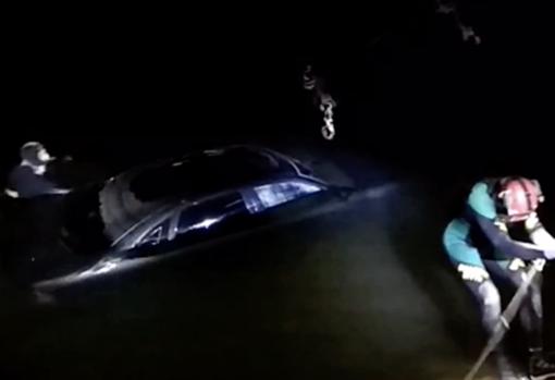 El coche quedó atrapado en las aguas del Canal Imperial