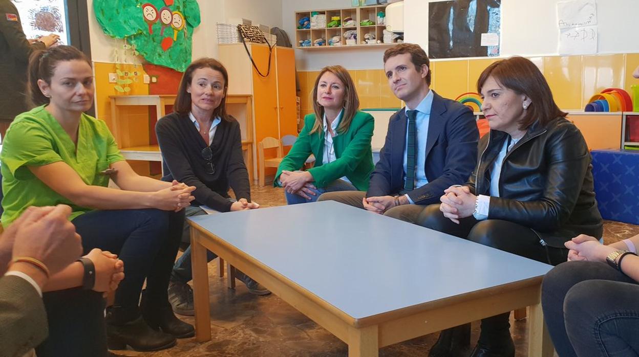 Pablo Casado e Isabel Bonig, en una guardería de Castellón este viernes