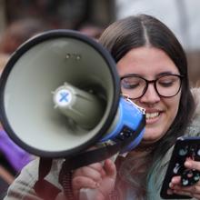 Una mujer se manifiesta por las calles de Valladolid este 8M