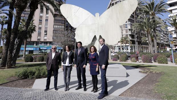 La escultura «La Mariposa» de Valdés ya luce en la plaza Galicia de Alicante