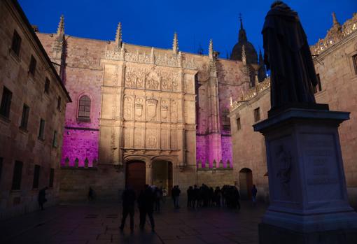 Fachada de la Universidad de Salamanca iluminada con motivo del 8 de Marzo