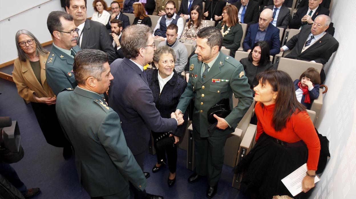 Núñez Feijóo saluda a los familiares de Constantino Limia y Pedro Cabezas