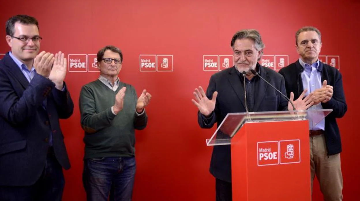 Chema Dávila, Manuel de la Rocha y José Manuel Franco aplauden, ayer en la sede del PSOE-M, al recién nombrado candidato socialista a la alcaldía de Madrid, Pepu Hernández
