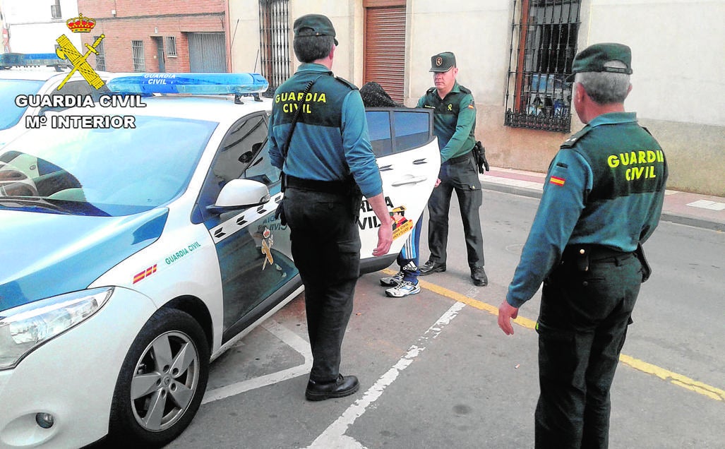 Momento en que la Guardia Civil detiene al joven en Argamasilla