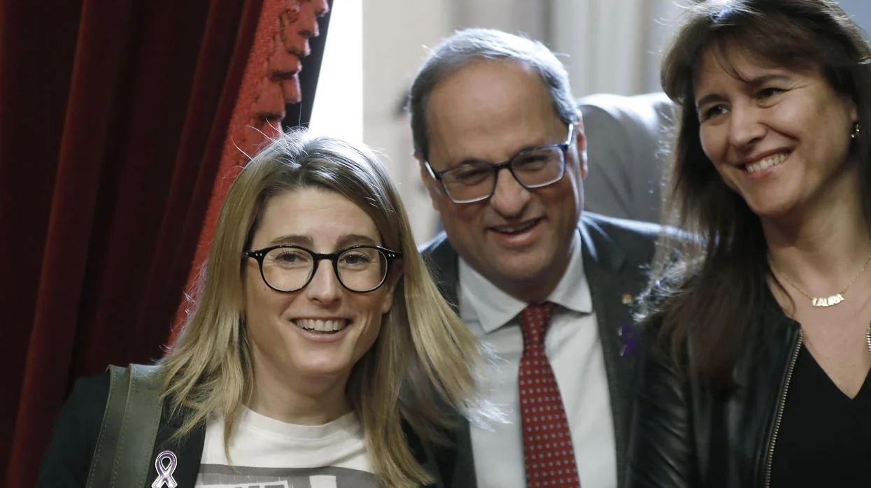 Quim Torra, Elsa Artadi (izquierda) y Laura Borràs (derecha) en el Parlament