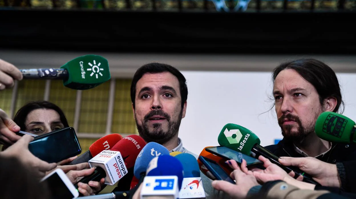 El coordinador estatal de IU, Alberto Garzón, y el secretario general de Podemos, Pablo Iglesias, en diciembre