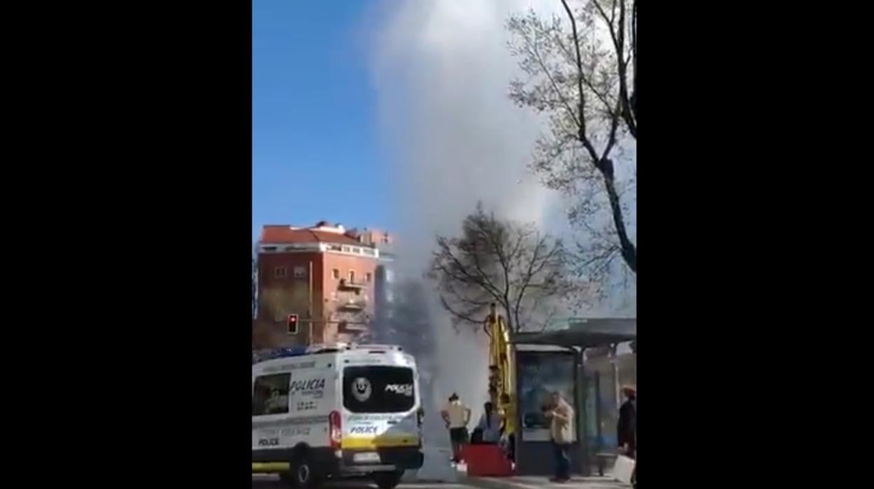 Géiser formado por la rotura de una tubería