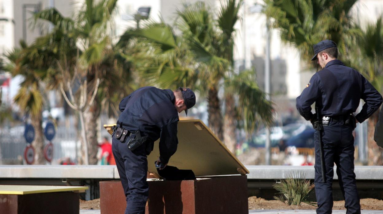 Imagen de dos agentes de la Policía Nacional