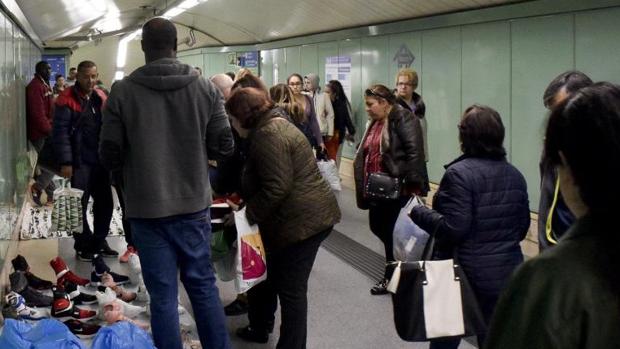 Los manteros bajan más al Metro de Madrid