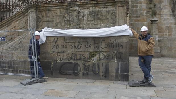 Atacan la Catedral de Santiago con pintadas ofensivas: «Guillotina Borbones»