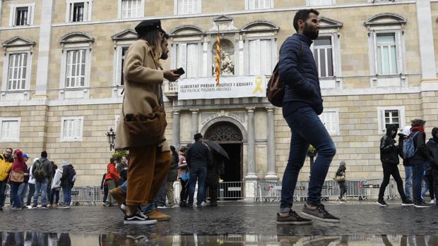 Multas y una denuncia por desobediencia ante la Fiscalía: lo que puede pasar si Torra no retira los lazos amarillos