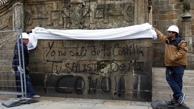 Nuevas pintadas en la Catedral obligarán a instalar, al fin, cámaras de vigilancia